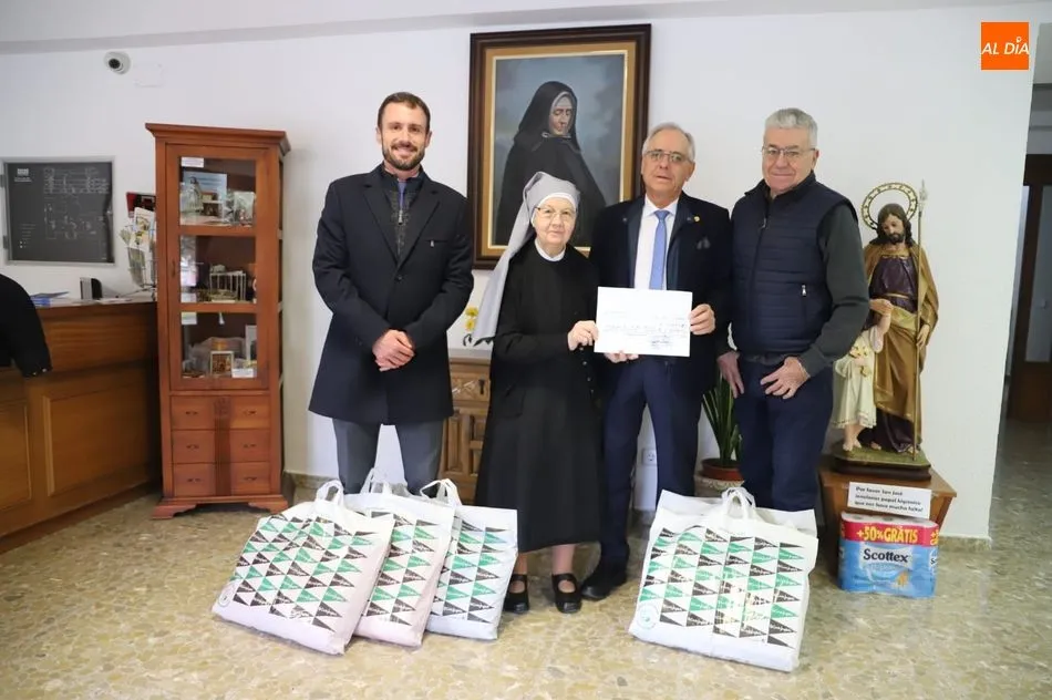 Acto de entrega del talón a las Hermanitas de los Pobres. Foto: Lydia González