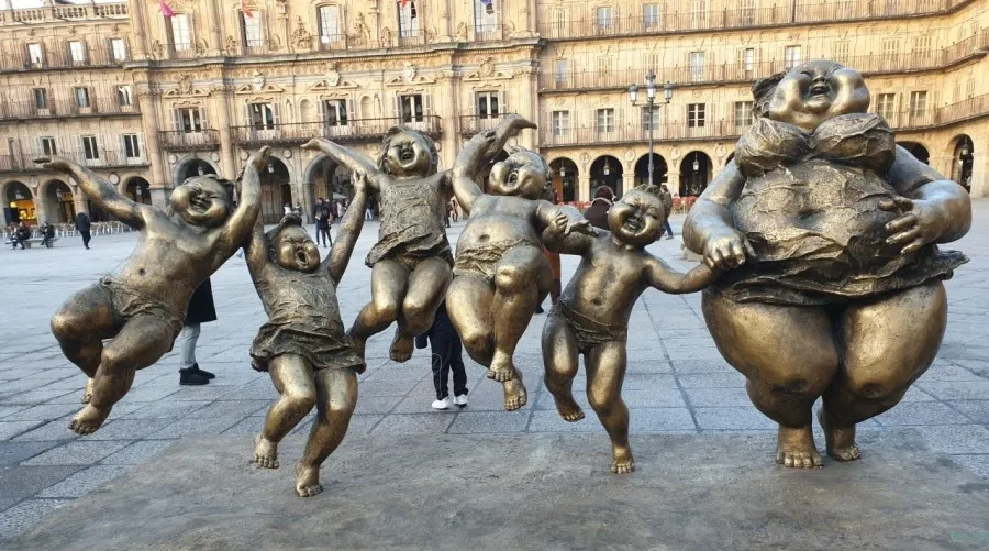 En estos días los niños están también presentes en el arte chino presente en nuestra Plaza Mayor, como muestra la imagen
