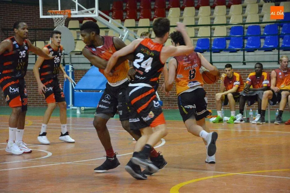 Una acción del duelo que abrió la competición en EBA este curso entre ambos equipos