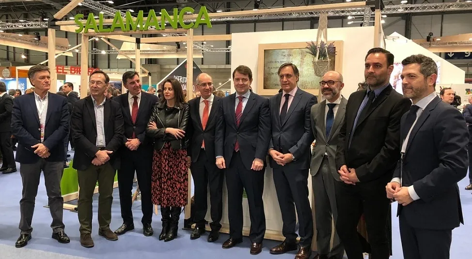 El presidente de la Junta, Alfonso Fernández Mañueco, entre el alcalde de Salamanca, Carlos García Carbayo, y el presidente de la Diputación, Javier Iglesias, junto a otras autoridades