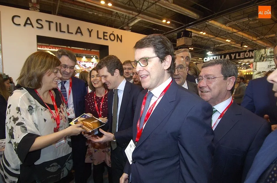 El presidente de la Junta, en primer término, este viernes en Fitur