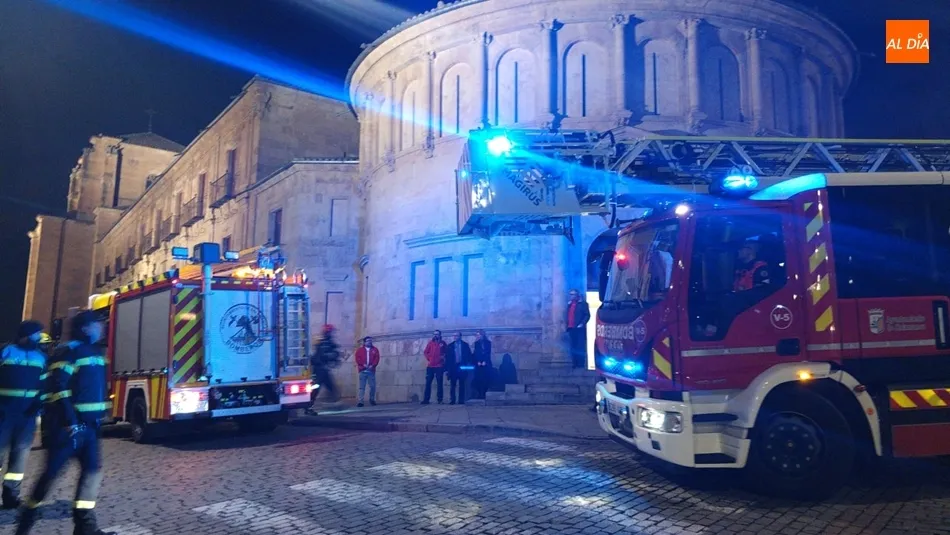 Dotaciones de bomberos a las puertas del auditorio Fonseca. Foto: Lydia González