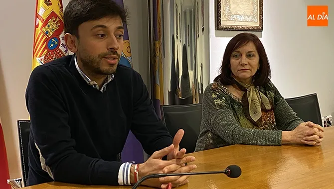 La alcaldesa Carmen Ávila, junto al concejal y senador Francisco Díaz, anunciaban la reapertura de la taquilla del tren en Peñaranda