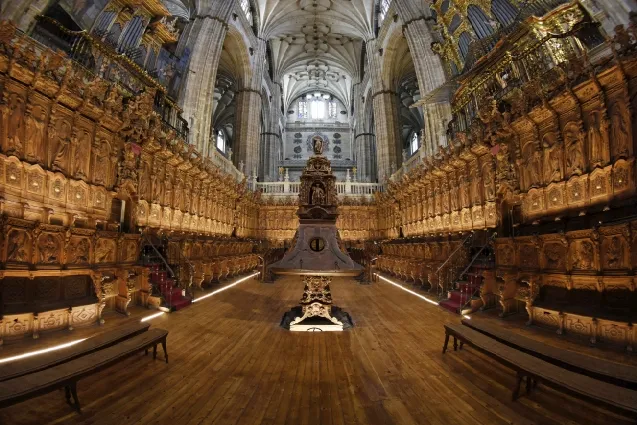 Aspecto del coro tras la instalación de la nueva iluminación led. Foto: Diócesis de Salamanca