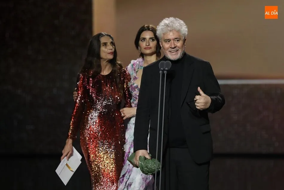 Almodóvar recogiendo el premio a Mejor Película por Dolor y Gloria
