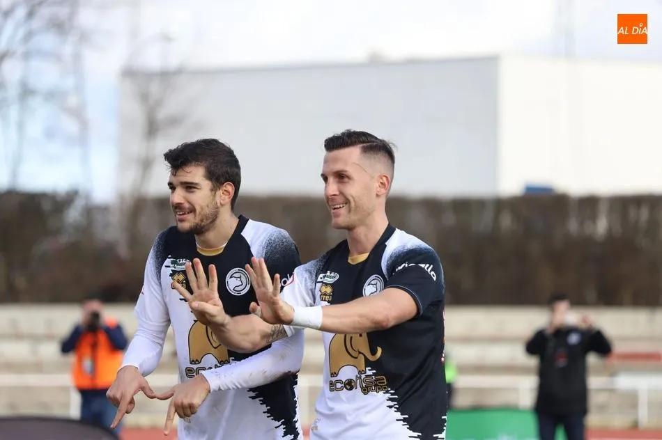 De la Nava y Góngora festejan un gol / Lydia González