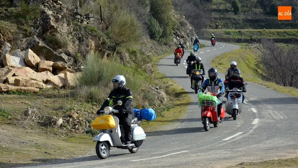 Las vespas bajaron por la carretera de Saucelle hasta el puerto de La Molinera / E. Corredera