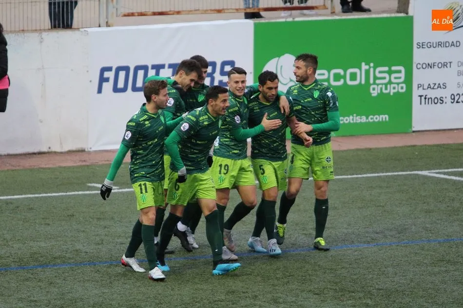 Los jugadores del Guijuelo celebran el primer tanto de Jonathan Martín