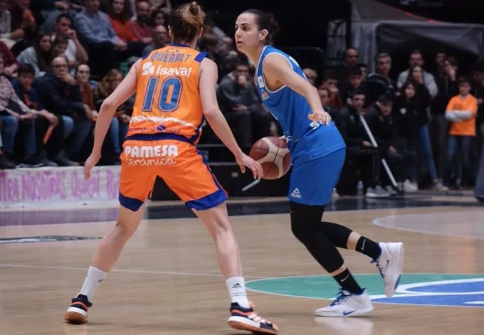 Vilaró maneja el balón en un ataque azulón / @CBAvenida