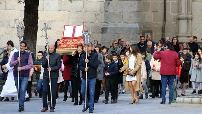 El primer Domingo de la Palabra realizaba una procesión por las plazas junto a numerosos fieles