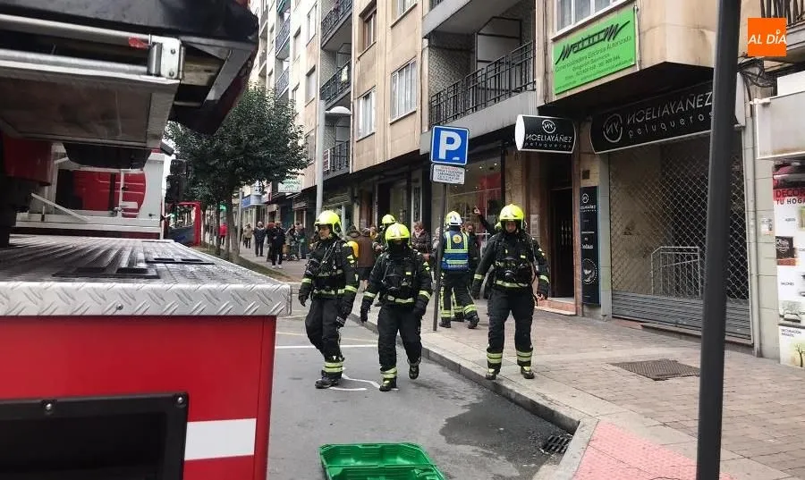 Intervención de los Bomberos en este suceso, en la avenida de Portugal. Foto de A. Merino