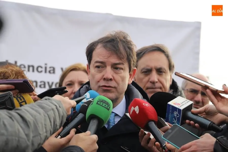 El presidente de la Junta, Alfonso Fernández Mañueco, junto al solar de la nueva residencia de Puente Ladrillo. Foto de Lydia González
