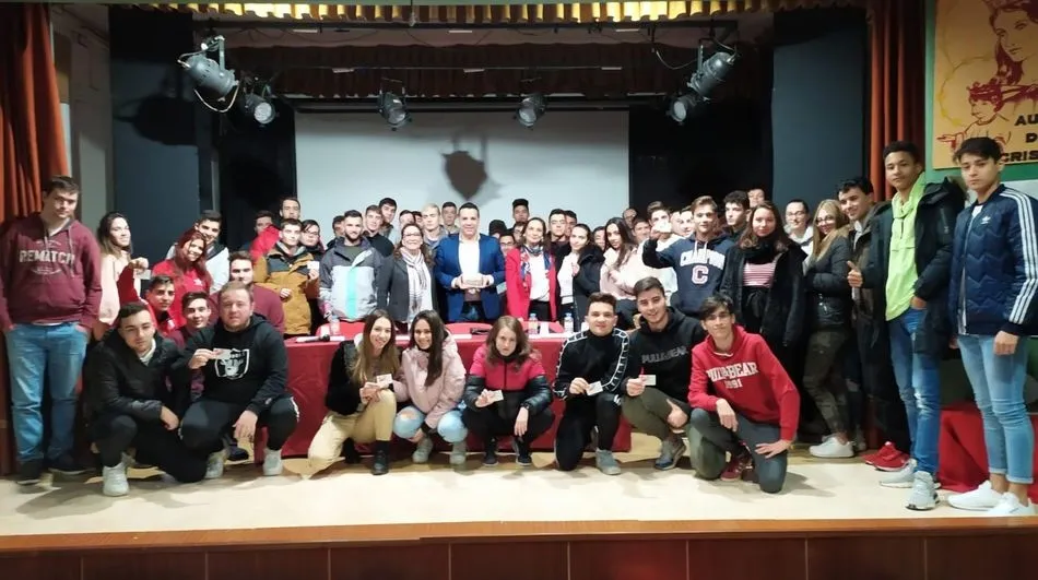 El fundador de What Jamón, Sergio Alonso, junto con alumnos del colegio salmantino Salesianos San José