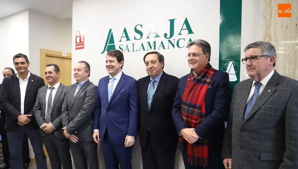 El presidente de Castilla y León, Alfonso Fernández Mañueco, junto a los dirigentes de Asaja, en las nuevas oficinas de Salamanca. Foto de Lydia Gonzále