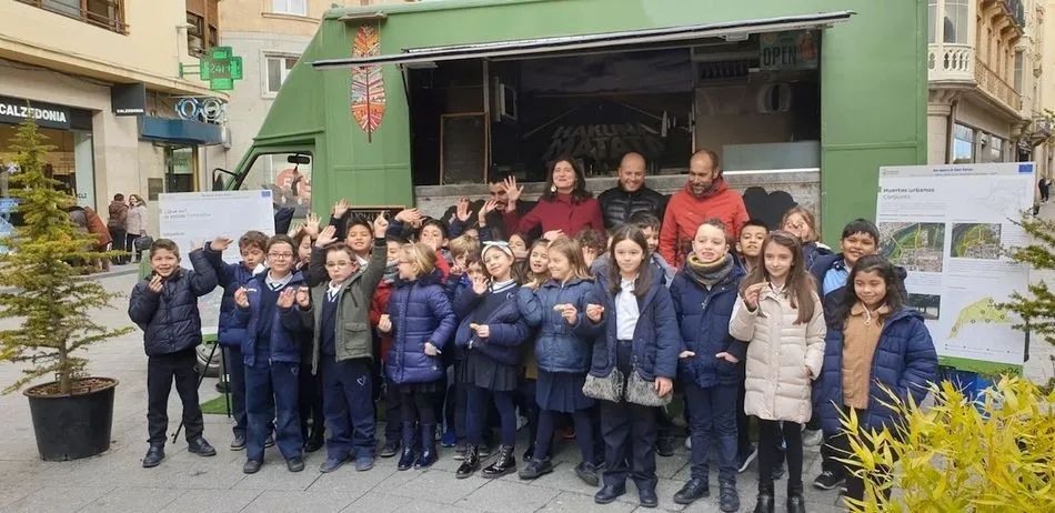 Niños participantes en la actividad junto a los representantes municipales
