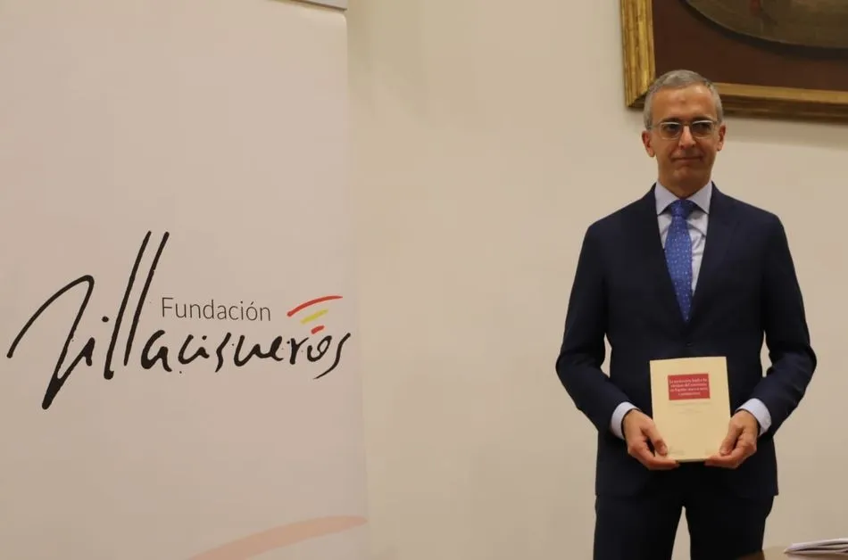 Luis Heredero presentando su libro