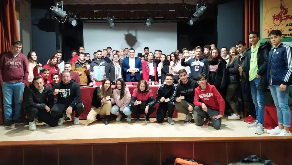 Sergio Alonso en el centro de la imagen rodeado por los alumnos del colegio Salesianos San José