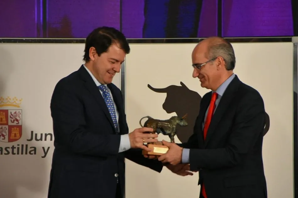 Javier Iglesias recoge el galardón de manos del presidente de la Junta | Fotos: Paula Zorita