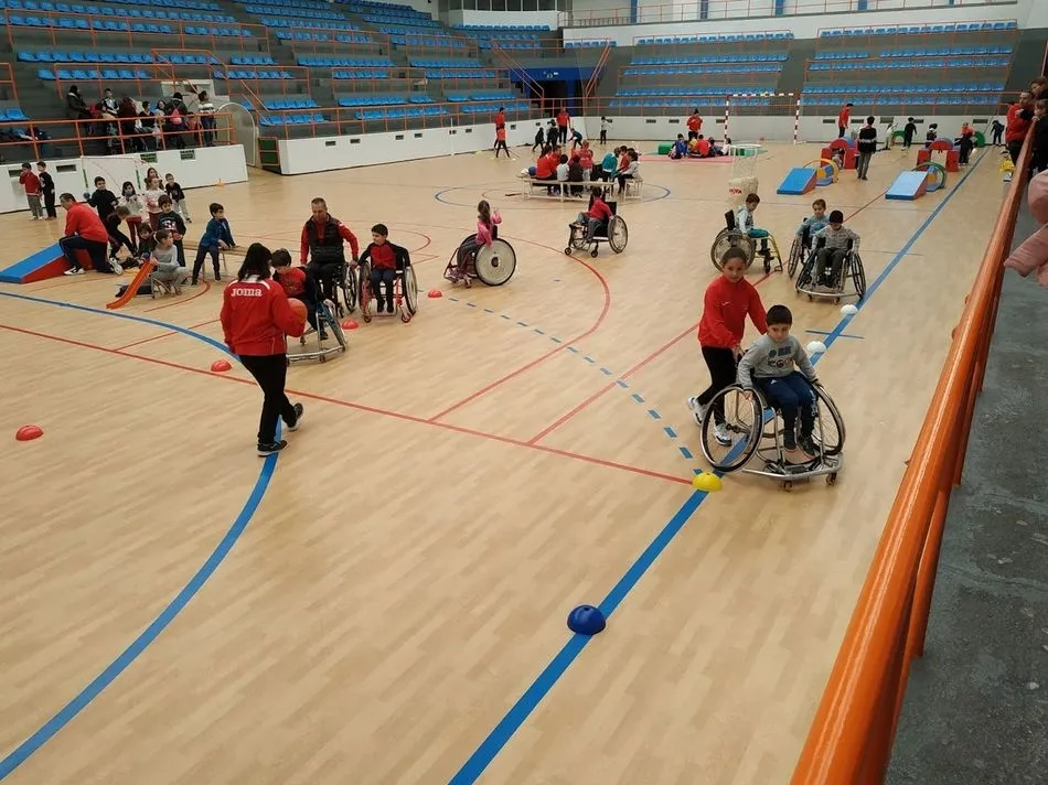 Primera experiencia de deporte adaptado para niños de mano de la Fundación Aviva  