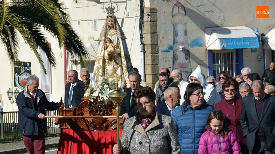 La imagen de la Virgen de la Paz recorre las calles en la fiesta del pasado año / E. Corredera