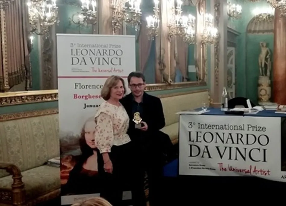 Instante de la entrega del galardón