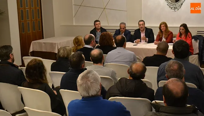 Salvador Cruz, procurador salmantino y Jose María Sánchez, vicepresidente de la Diputación, realizaban un encuentro con cargos del PP en Peñaranda