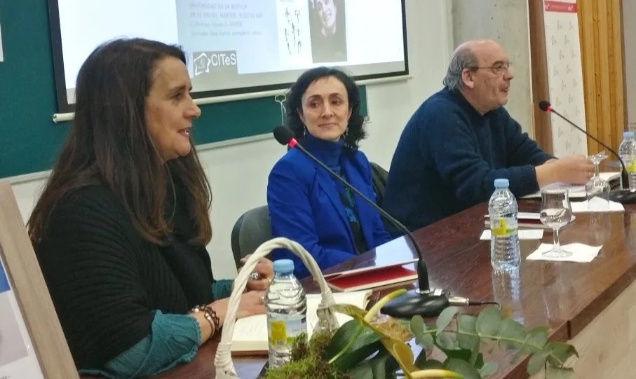 La poeta salmantina Asunción Escribano en este acto literario en Ávila