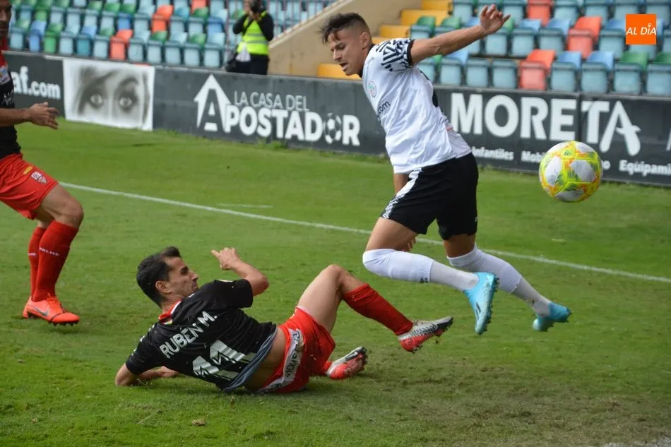 Tirlea lucha por un balón en el partido de la primera vuelta