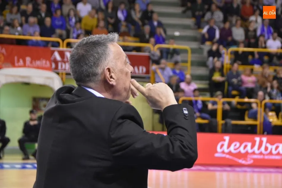 Ortega da instrucciones a sus jugadoras / Paula Zorita