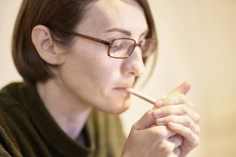 Mujer fumando un cigarrillo