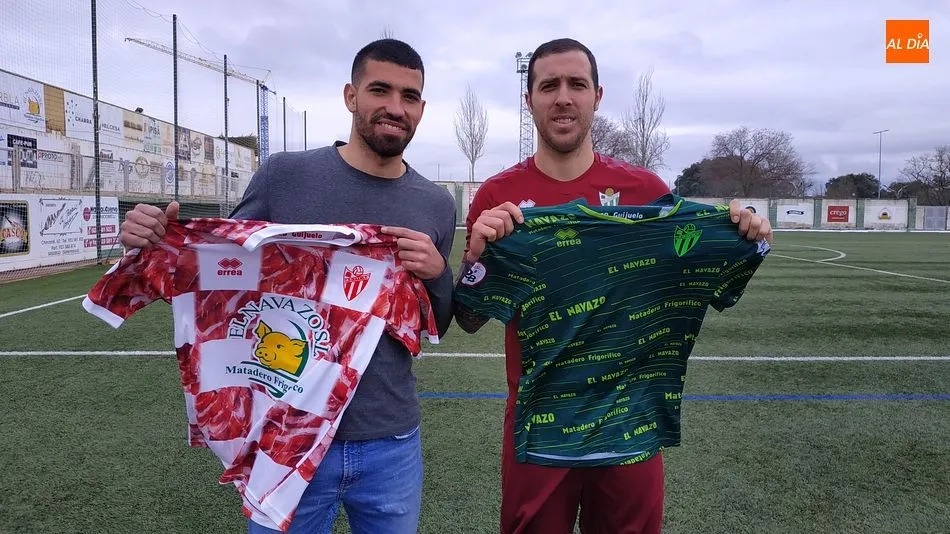 Juan Antonio Segura y Urko Vera posan con la camiseta del CD Guijuelo