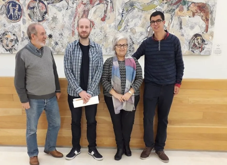 El concjeal saliente, segundo por la izquierda, junto a su relevo, primero por la derecha, y sus otros dos compañeros de IU en el consistorio santamartino