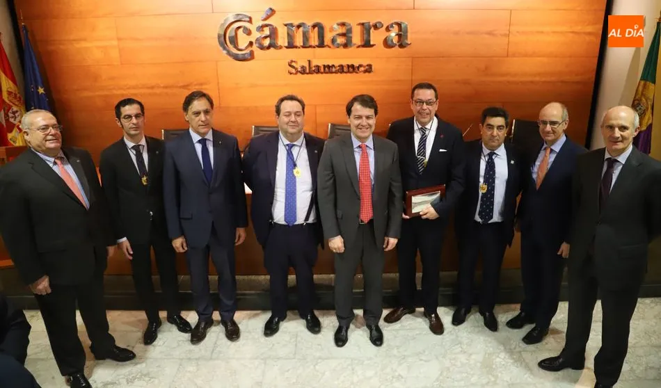 Mañueco elogia el papel dinamizador de las cámaras y les tiende la mano para ayudar a que se...