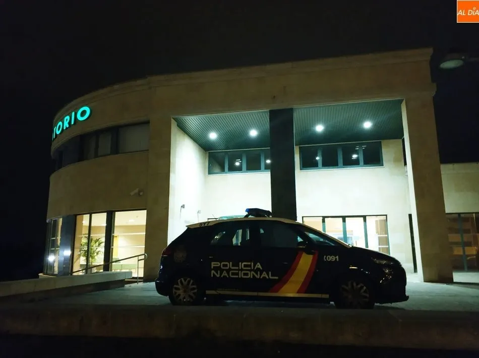 Un vehículo policial vigila las inmediaciones del Tanatorio San Carlos