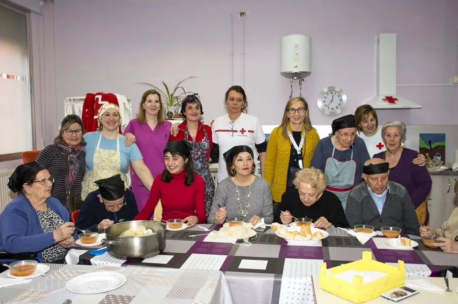 Buen ambiente en el Centro de Día de Valdelagua, con motivo de esta iniciativa de Cruz Roja. Foto de Manuel Lamas