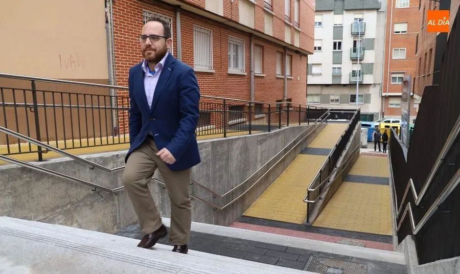 El concejal de Fomento y Patrimonio, Daniel Llanos, en su visita a la rampa construida en la calle Salmerón del barrio Pizarrales. Foto de Lydia González