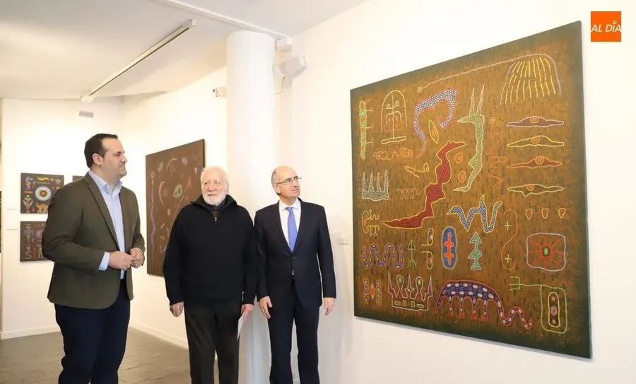 El artista Ramiro Tapia, en el centro, junto al presidente de la Diputación de Salamanca, Javier Iglesias,  y el diputado de Cultura, David Mingo. Foto de Lydia González