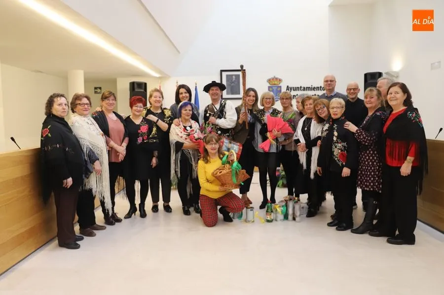 Buen ambiente en el salón de plenos del Ayuntamiento de Santa Marta, con motivo de este tradicional acto de las águedas. Foto de Lydia González