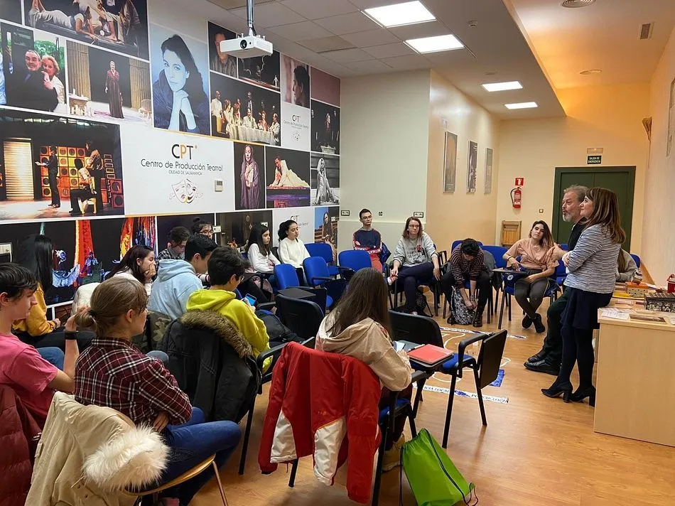 Mª Victoria Bermejo visita el Club de Lectura y Escritura Juvenil puesto en marcha por el...