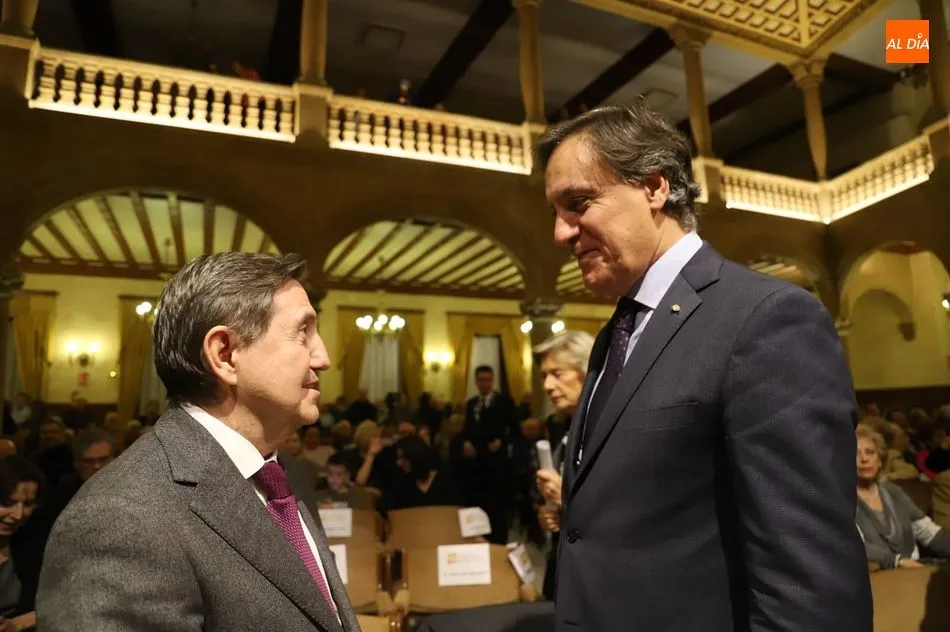 Federico Jiménez Losantos junto al alcalde, Carlos García Carbayo, ambos galardonados por Salvar el Archivo de Salamanca