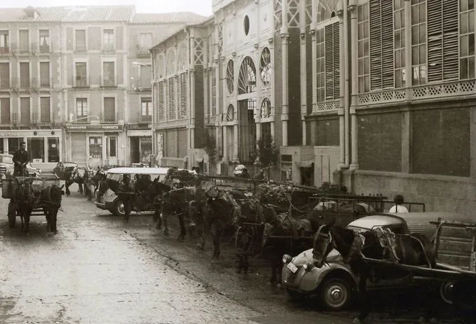 Carruajes delante del mercado (1963)