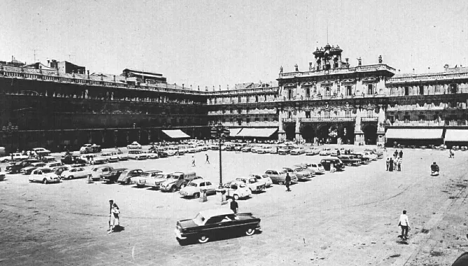 Las largas disputas por la presencia de automóviles en la Plaza Mayor