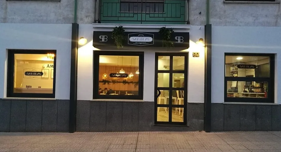 Jamón y gargantillas gratis en la fiesta de aniversario del Bar San Blas  