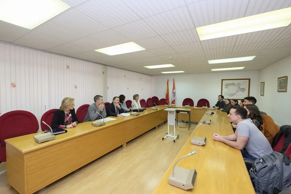 Encuentro con los jóvenes becados