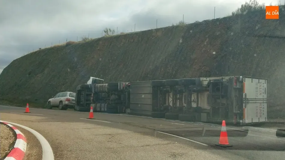 Imagen del camión volcado