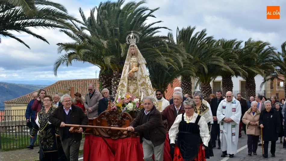 La imagen de Nuestra Señora de la Paz fue llevada en procesión por las calles del pueblo / E. Corredera