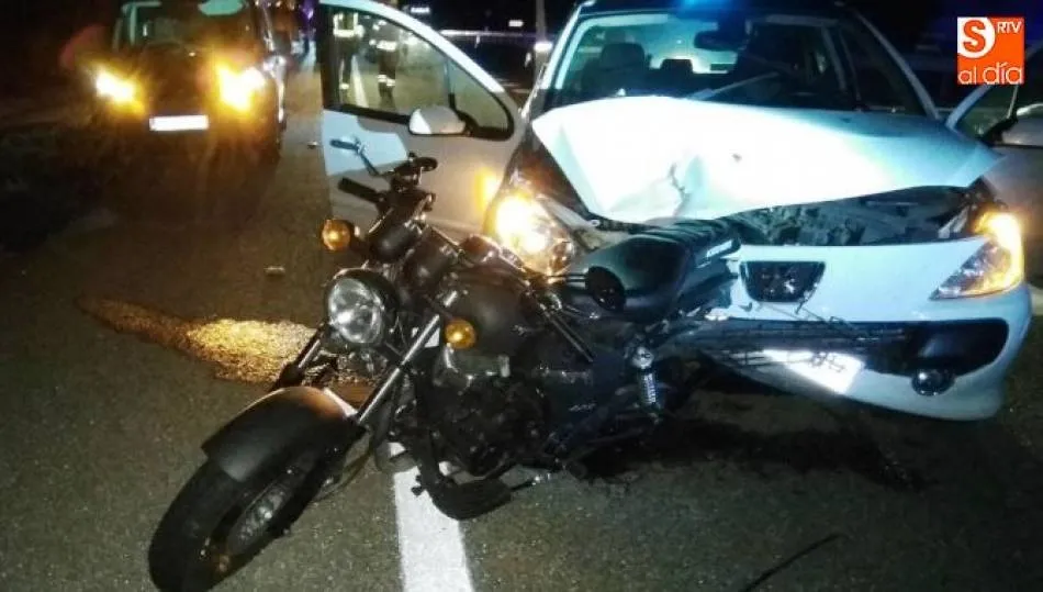 Imagen de archivo de una colisión entre un coche y una motocicleta