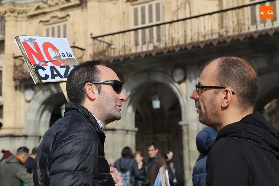 La Plaza Mayor reúne a un centenar de detractores de la caza  
