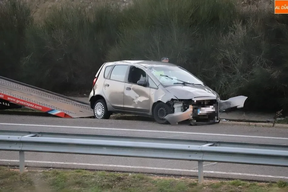 A pesar del enorme susto, el conductor ha podido salir del turismo por su propio pie | Foto: Lydia González