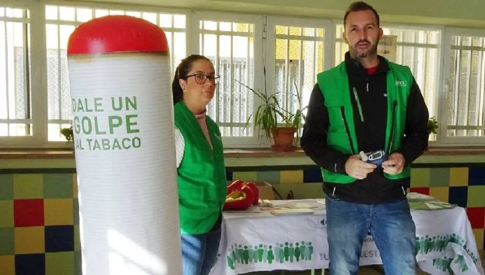 Foto de archivo de una mesa informativa de la AECC en Salamanca